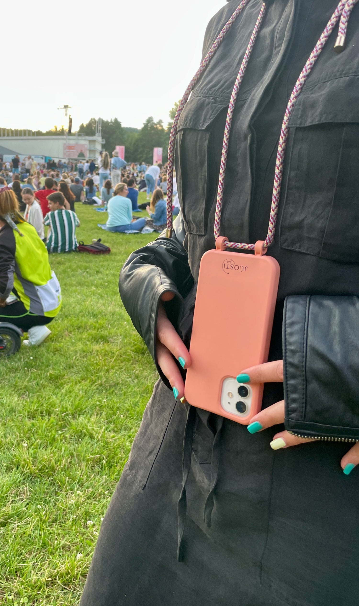 Pasikabinamas telefonų dėkliukas su virvutėmis