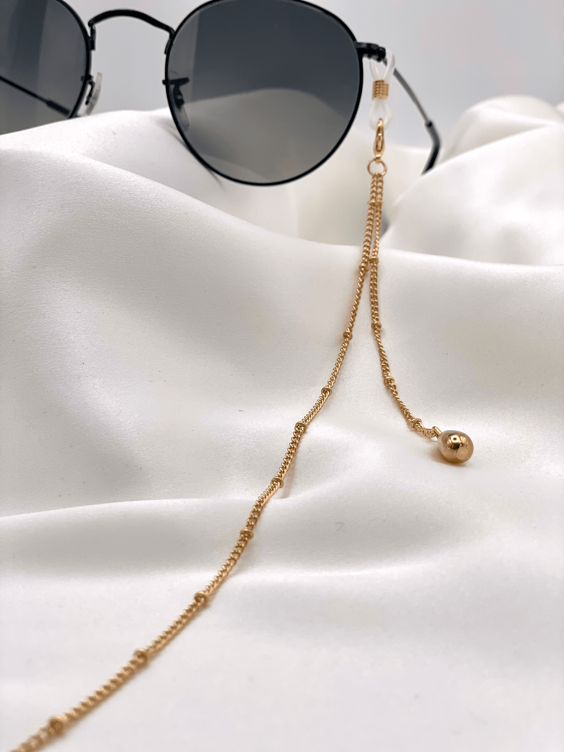 aukso spalvos akiniu grandinele