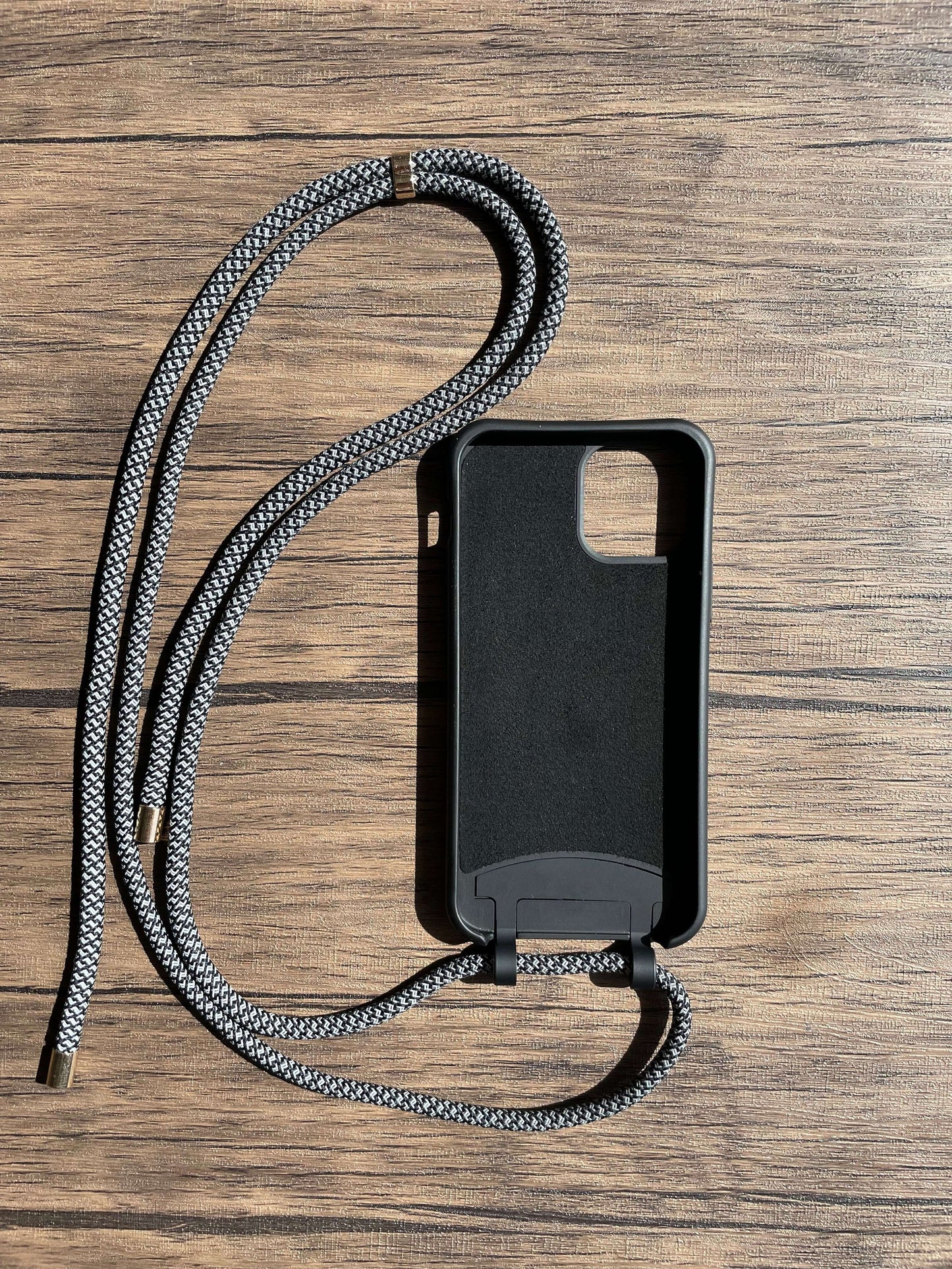 telefonu dekliukas su dirzeliu